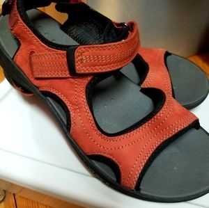 Clark's womens size 7.5 wave walk sandals.